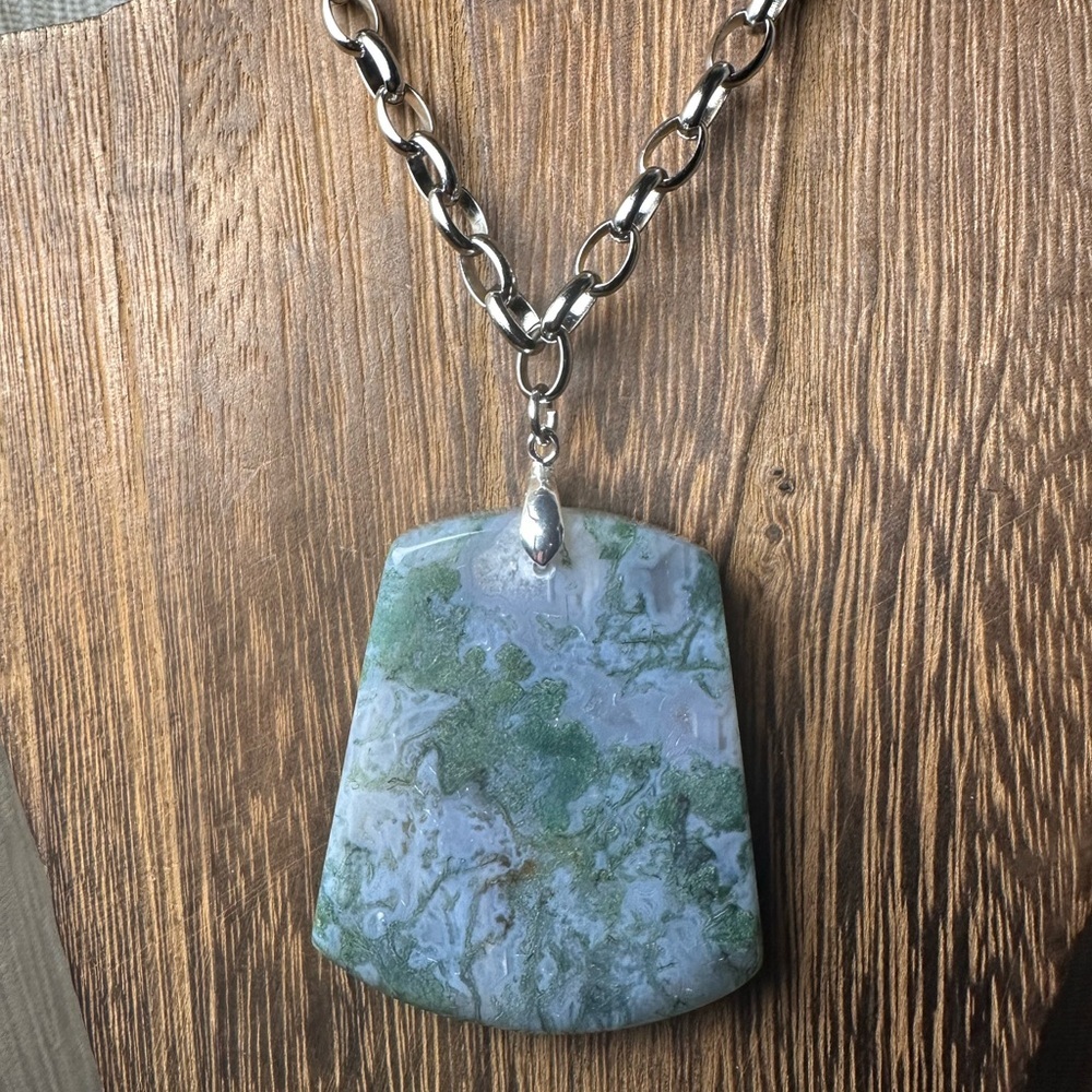 Green Moss Agate Pendant Necklace on Rolo Chain - Picture 4 of 16